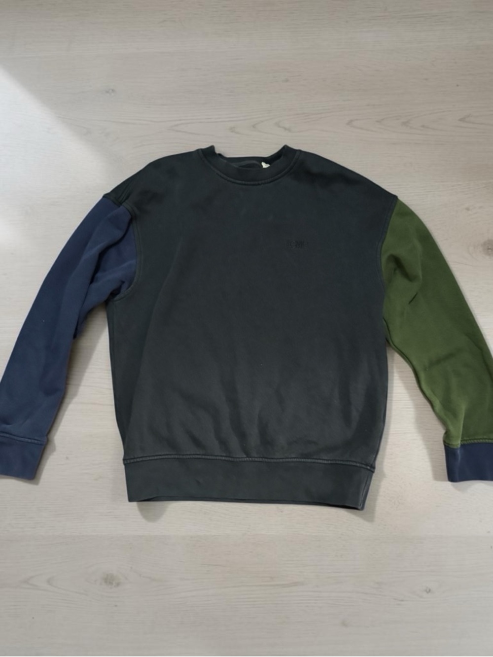 Levi's Black, Green, and Navy Sweatshirt